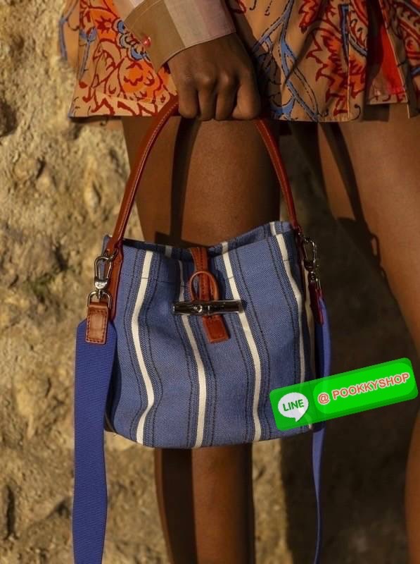 Long Champ Roseau Essential Raye กระเป๋าทรงถังขนาดเล็ก วัสดุผ้าฝ้ายลายทาง ตัดแต่งหนังวัว ซับในผ้าฝ้ายสีพื้น สีสันสดใส สามารถใช้ในชีวิตประจำวันได้อย่างสะดวก น้ำหนักเบา จุของได้เยอะ ด้านในมีกระเป๋าซิป 1 ช่อง มีสายสะพายไหล่ ถอดสายได้ ห้ามพลาดเลยค่า