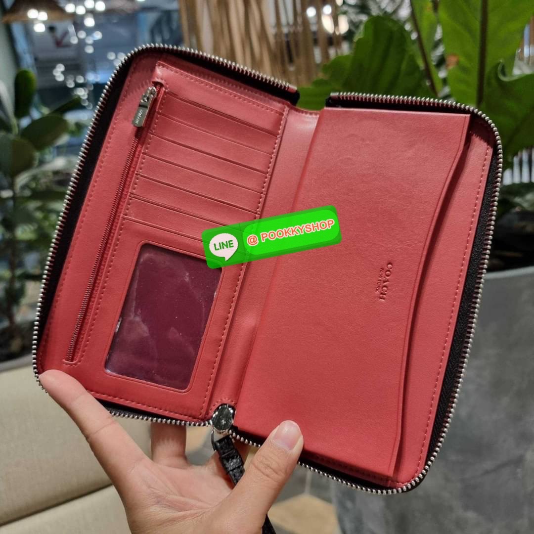 COACH C9073 DEMPSEY LARGE PHONE WALLET IN SIGNATURE JACQUARD WITH STRIPE AND COACH PATCH พร้อมเสิร์ฟความเลิศหรู กับคอลใหม่ล่าสุด กระเป๋าสตางค์ใบยาวกึ่งคล้องมือ สีสุดละมุน ถือใช้คือขับผิวสุด!! วัสดุผ้า jacquard สลับหนัง pepble มาพร้อมสายคล้องมือในตัว กันหล