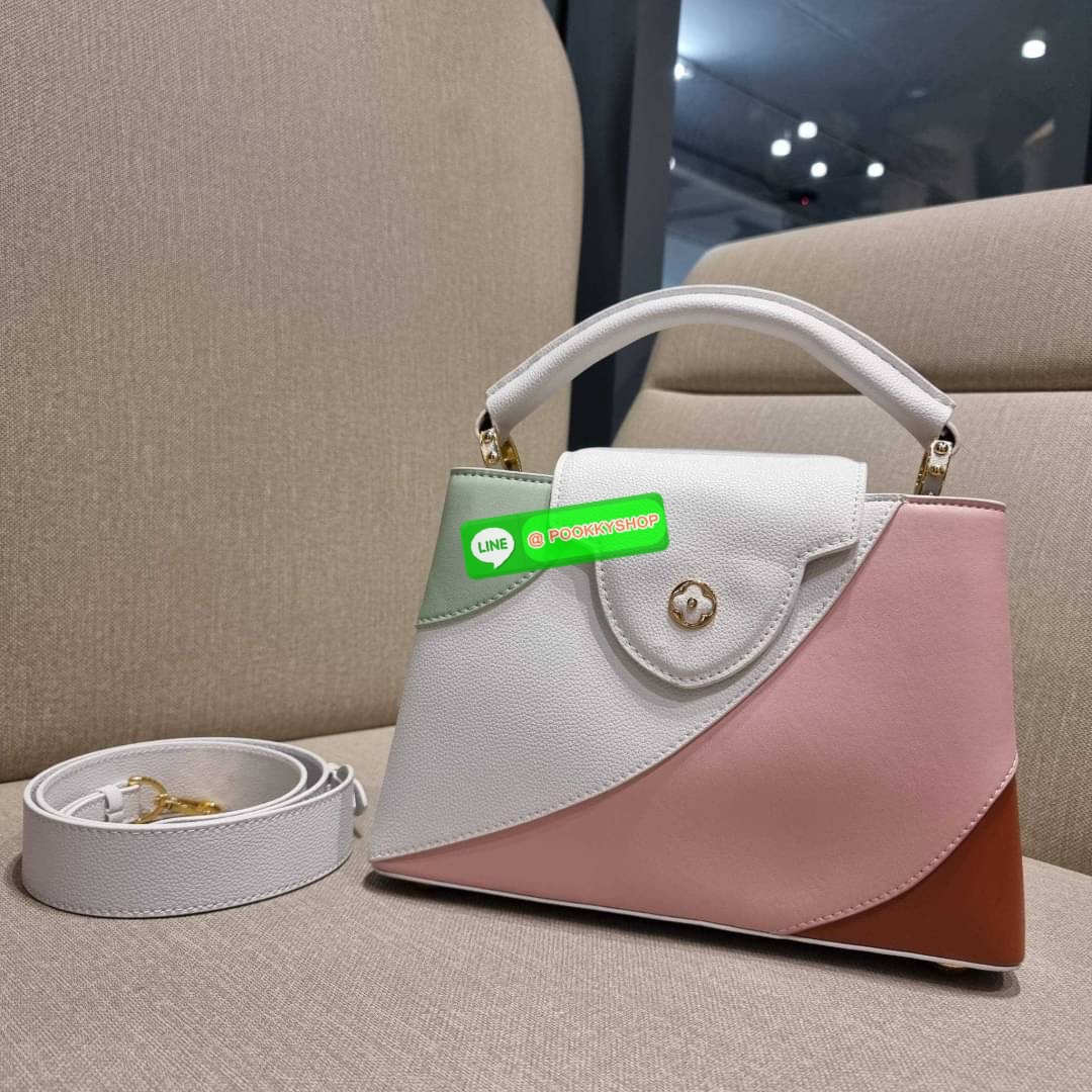 NEW IN!! LV capucines top handle วีไอพีพรีเมี่ยมกิ๊ฟจากเคาน์เตอร์ ที่สุดของความสวยในราคาเบาๆ กระเป๋าถือสุดหรู ดีไซน์ทรงคลาสสิค พร้อมลวดลายหรูหรา มาพร้อมหูจับในตัว ด้วยรูปทรงวินเทจและวัสดุหนังแท้ ขับผิว ทำให้ไอเท็มนี้สะกดทุกสายตาจริงๆ และยังมีลูกเล่นที่ฝาป