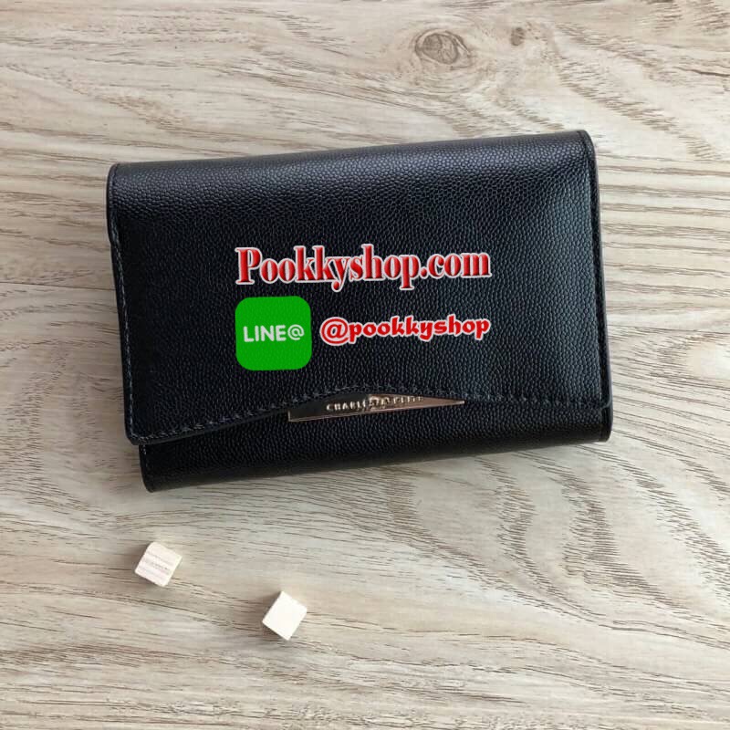 New!! Charles & Keith Front Flap Detail Wallet ด้านหน้าแต่งโลหะเหล็ก ปั๊มโลโก้แบรนด์ เปิด - ปิดด้วยกระดุมแม่เหล็ก ด้านในมีช่องใส่บัตร ช่องใส่รูป ช่องใส่ธนบัตร 2 ช่อง และช่องซิปใส่เหรียญ