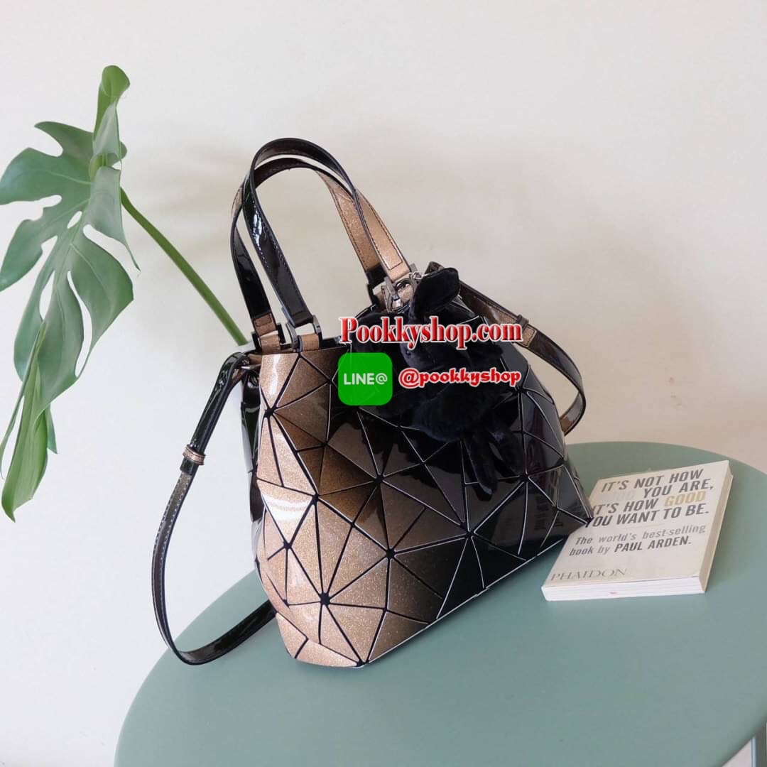 รุ่นขายดีมากๆ หายากมาเพิ่มแล้วค่ะ!! Mix shade colors !! Tone สีใหม่ Black xPeach สี Limited พิเศษที่ สวยไม่ซ้ำใคร แถมยังลาย หายาก ปรับทรงได้ 2 แบบ น่ารักมาก ค่า ( เนื่องจากสีเฟด ดังนั้นแต่ละใบลายสีอาจจะมีความแตกต่างกัน ) แต่ยังคงสวย แน่นอนค่า ฟรีตุ๊กตากระ