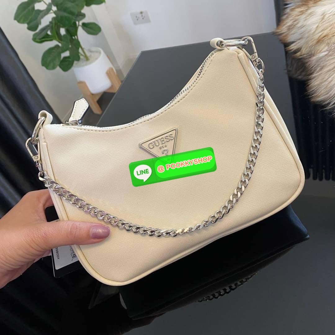 รุ่นใหม่ล่าสุด GUESS SHOULDER BAG ซื้อ1ได้ถึง2ไอเท็ม กระเป๋าพอชรูปทรงสวย เปิด-ปิดด้วยซิปด้านในโล่งกว้างมีช่องซิปใส่ของจุกจิก เพิ่มความน่ารักด้วย กระเป๋าใส่เหรียญใบเล็กทรงกลม เฝสามารถถอดใช้แยกได้ มาพร้อมสายโซ่สะพายไหล่ และสายสะพายยาวสามารถปรับระดับได้ฟรีไซ