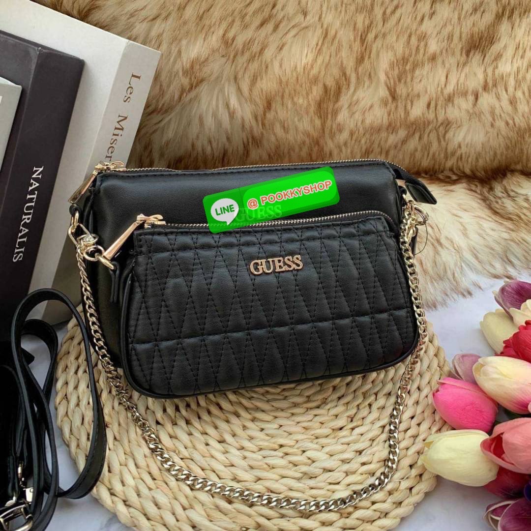 Guess ซื้อ 1 ได้ถึง 2 วัสดุหนัง PU เนื้อนิ่ม มาพร้อมสายสะพาย 2 เส้น สายโซ่สั่นสำหรับสะพายคล้องไหล่ และสายหนังยาวสะพายคลอสบอดี้สามารถปรับระดับได้ สวยได้หลายลุค คุ้มสุดๆจ้า