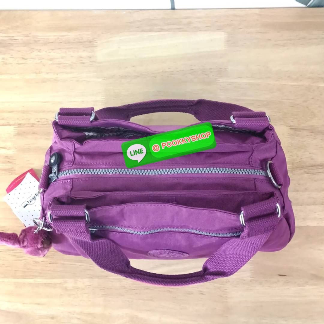 KIPLING ELISE HANDBAG กระเป๋าถือและสะพายไหล่ วัสดุ Nylon +Polyester ขนาดกำลังพอดี จุของได้มาก มีหูจับสองสาย ถือสะดวก น้ำหนักเบา มีช่องซิป ด้านหน้า ช่อง กระเป๋าหลักเปิด-ปิดด้วยซิป มี3 ช่องว่างใส่ของได้จุมากๆ ใส่มือถือได้ กระเป๋าสตางค์ใบยาว และ เครื่องสำอาง
