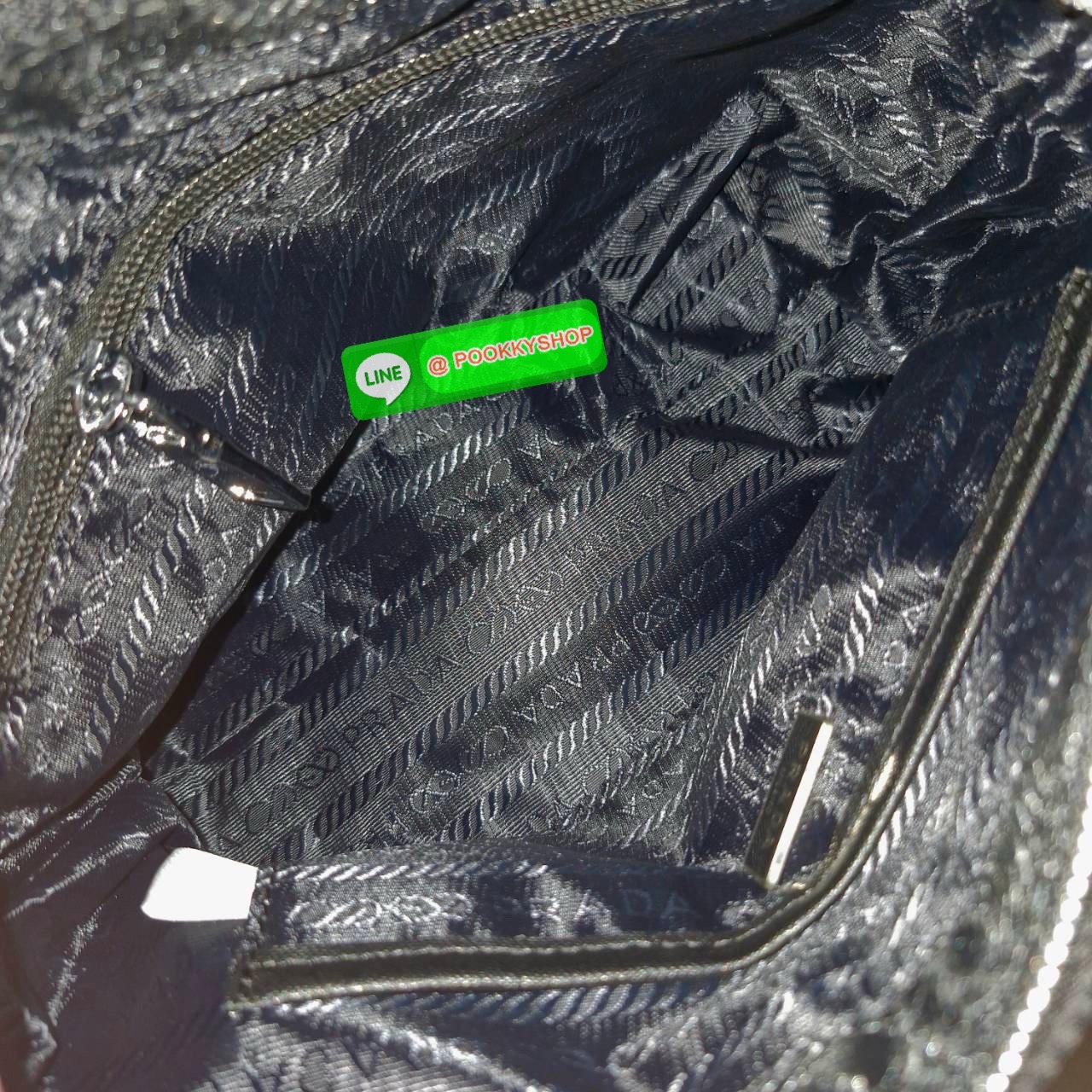 NEW ARRIVIAL กระเป๋าผ้าไนล่อน ทรงHandbag ขนาดกำลังดีมินิน่ารักมากค่า จากแบรนด์ PRADA เปิดปิดด้วยซิป ด้านในมีช่องซิปและช่องแยก แบ่งเป็นสัดส่วน ใส่กปต.ยาว เครื่องสำอางค์ ได้สบายค้า เหมาะกับการถือเป็น everyday look สุดๆ และยังมาพร้อมสายยาว Crossbodyได้อีกด้ว