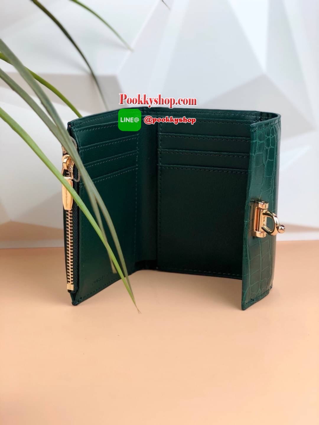 New arrival! Charles & Keith Metal Accent Mini Short Wallet กระเป๋าเงินใบสั้นทรงเก๋ วัสดุด้านหน้าตัวเปิดปิดดีไซน์แปลกตา ด้านในมีช่องซิปใส่เหรียญ ช่องใส่บัตร 6 ช่อง และช่องใส่ธนบัตรตามยาว ใส่แบงค์พันได้ไม่ต้องพับค๊า รุ่นนี้สวยทุกสี เหมาะกับสาวที่ชอบใช้กระเ