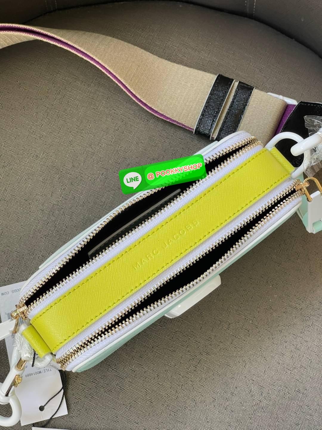 💕 Marc Jacobs Snapshot Bag กระเป๋าแบรนด์ดังจากสัญชาติอเมริกัน นับได้ว่ารุ่นนี้เป็นรุ่นทรงฮิตของ marc jacobs เลยทีเดียว โดยด้านหน้ากระเป๋าจะเป็นโลโก้แบบโลหะที่เป็นสัญลักษณ์ของแบรนด์นี้ มาพร้อมสายสะพายที่จะสะพายยังไงก็ดูโดดเด่น เพราะขนาดใหญ่ที่สกรีน