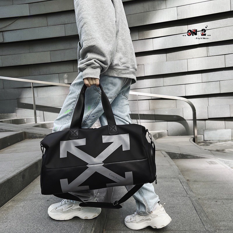 กระเป๋าเดินทาง แบรนด์ off white วัสดุตัวกระเป๋าทำจากผ้าเคลือบกันน้ำ 💯(%) อะหลั่ยสีเงิน สายกระเป๋าทำจากผ้าทอสีตามรูป