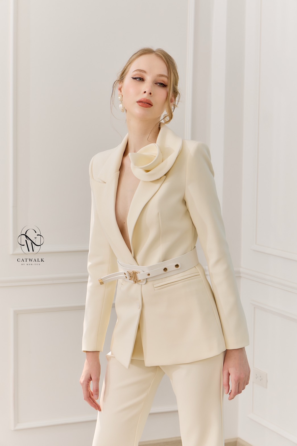 ชุดเซทแฟชั่น กับSet BLAZERปกดอกไม้+เข็มขัด+กางเกงทรงสวย