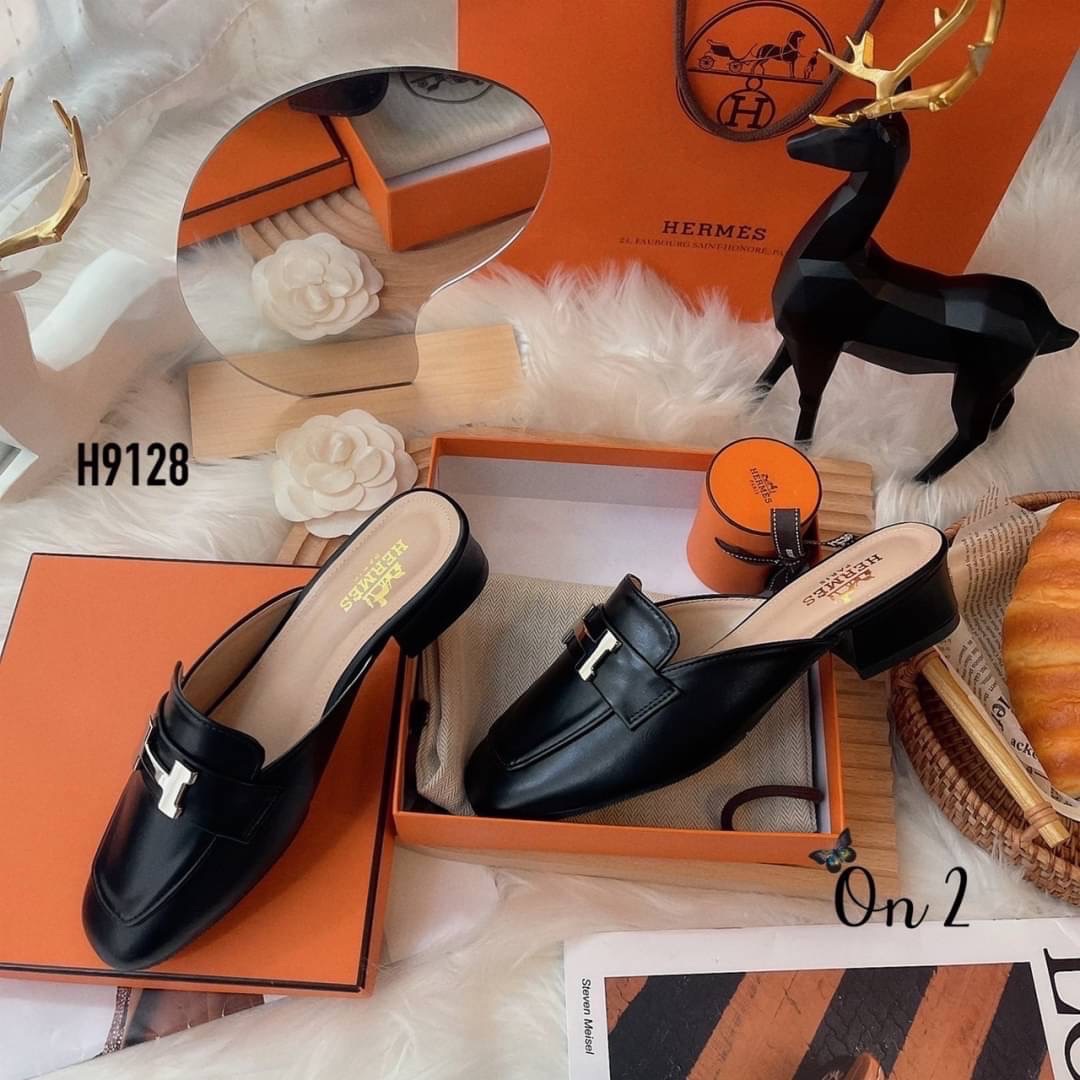 HERMES รองเท้าทรง slipper หน้าH สีเงินสวยหรู ทรงสวยอัพลุคให้ดูแพง ดูดี เสริมส้นเล็กน้อยสูง4cm.หนังนิ่มใส่สบายไม่กัดไม่บีบเท้าค่ะ