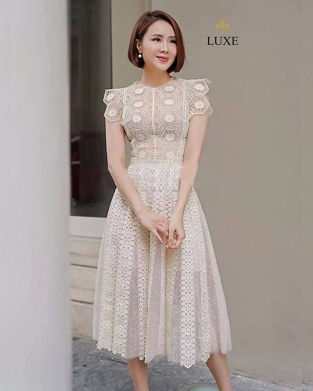 Guipure Lace Dress Label : LEA เดรสเสื้อคอกลมแขนกุด กระโปรงบานทรงเอยาวคลุมเข่า ทำจากลูกไม้โครเชต์เนื้อนุ่ม ทอลายสวยคมชัด แต่งสลับผ้าเน็ตซีทรู มีซิปซ่อนและซับในอย่างดี คัตติ้งเนี้ยบ เรียบหรูดูดีค่ะ