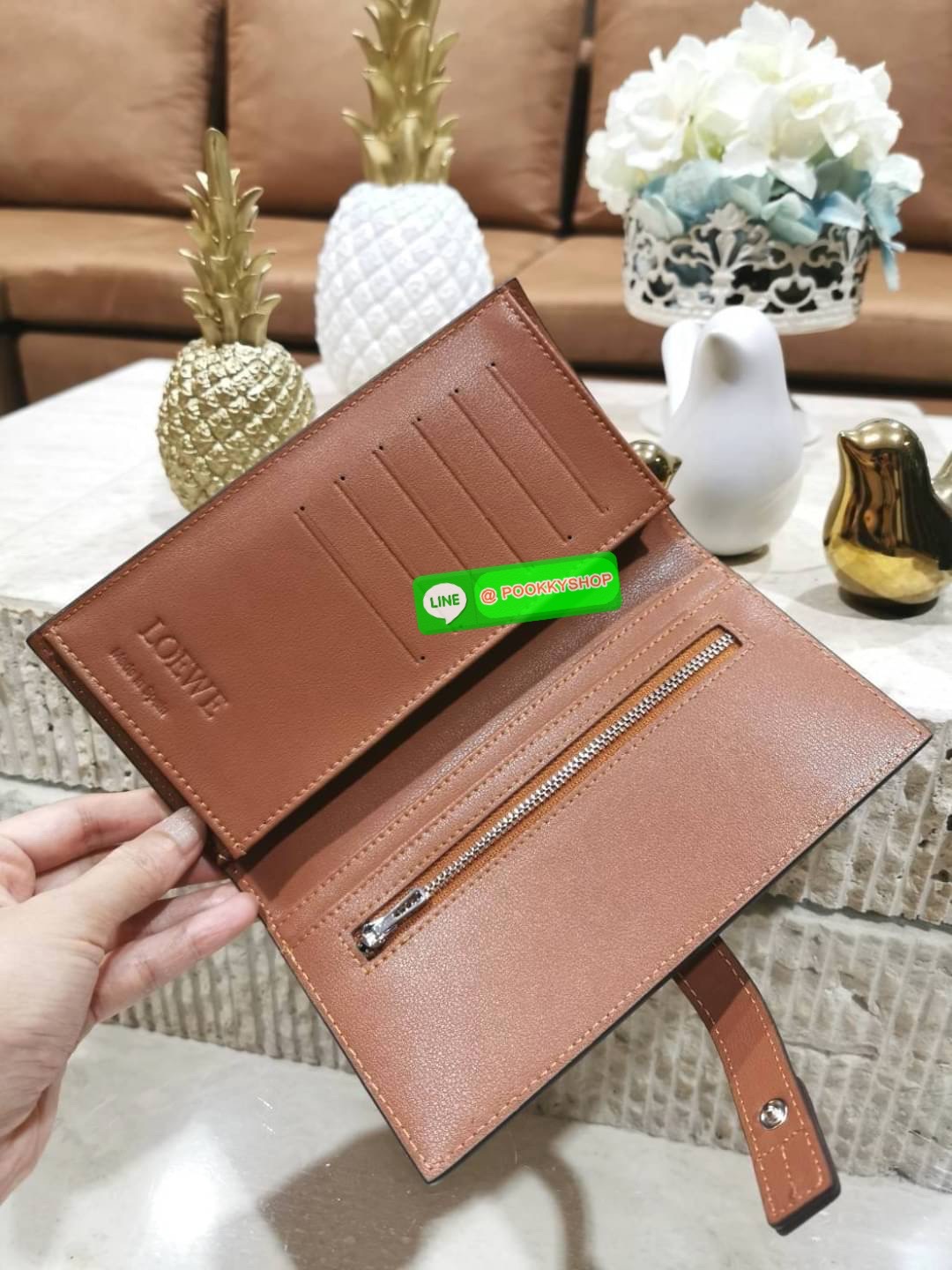 ✴️Don't Miss!✴️NEW! LOEWE LONG WALLET BAG VIP GIFT WITH PURCHASE-GWP กระเป๋าพรีเมี่ยมกิ๊ฟ Limited จาก LOEWE DUTYFREE COUNTER วัสดุหนังแท้เทคเจอร์สวยอยู่ทรงปั้มโลโก้แบรนด์ด้านหน้าเปิดปิดด้วยกระดุม ภายในมีช่องใส่ธนบัตรหลายช่อง ช่องหลักสาม