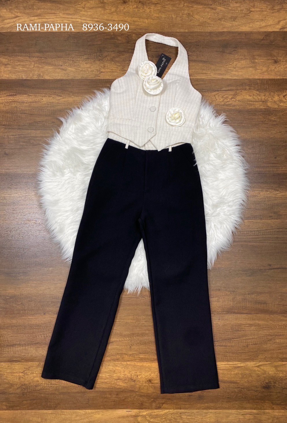 ชุดเซทแฟชั่น เสื้อคล้องคอกระดุมหน้า เนื้อผ้าทวีตเนื้อนุ่ม สีขาวครีม โทนสีสวยหรู