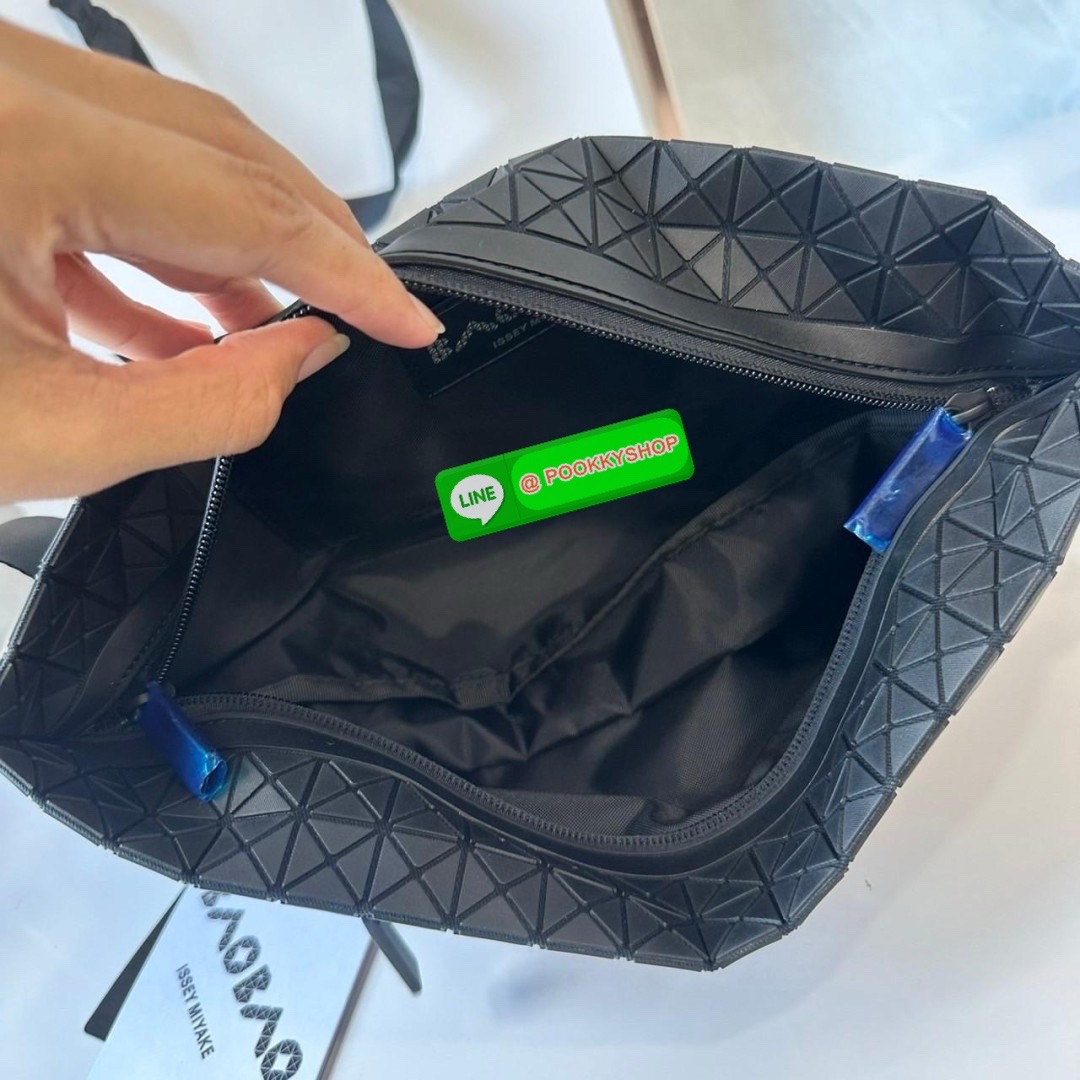 BaoBao Issey Miyake baton belt bag 🔖กระเป๋าคาดเอว/คาดอก เอกลักษณ์โดดเด่นตลอดทั้งใบ สุดเทห์ น้ำหนักเบาพกพาสะดวก 🔖วัสดุ: โพลียูรีเทนผสมหนัง 🔖เปิด-ปิดแบบซิปบน และมีช่องซิปด้านหน้า ภายในมีช่องแยกสัดส่วน 2 ช่อง ซับในผ้าไนลอน 🔖สา