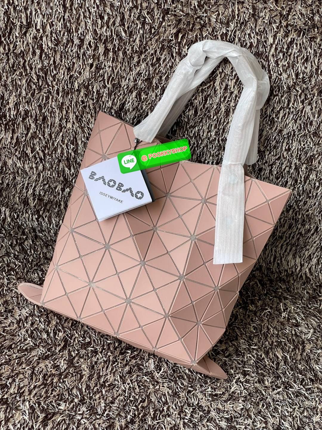 Baobao Issey Miyake 6x6 กระเป๋า Tote รุ่นนี้ถือว่าเป็นกระเป๋า Tote ไซส์กลางที่เหมาะกับการพกพาสิ่งของที่จำเป็นในทุก ๆ วัน มาพร้อมสายที่สามารถปรับได้ทั้งสองสาย และมีช่องใส่ของช่องเล็กด้านใน 1 ช่อง จุของได้เยอะแถมยังทนทาน ใช้เป็น Everyday Bag ได้เลยคะ พกพาสะ