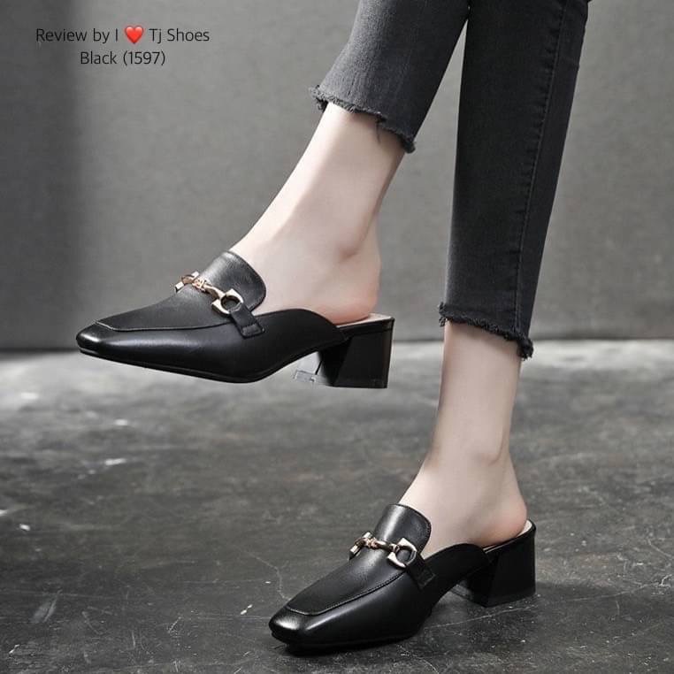 พร้อมส่งรุ่นนี้เก๋มาก ขายดีมากบอกเลยจ้า รองเท้านำเข้า หนังนิ่มมากๆ สวมใส่ง่ายใส่สบาย จับแมทกับชุดง่าย ใส่แล้วดูดีดูเกร๋มากๆ แถมใส่ได้ตลอด ไม่มีเอ้าท์ ของจริงงานดี สวยตรงปกแน่นอน เพราะทางร้านถ่ายรูปจากสินค้าจริง สวยเป๊ะมาก ควรมีไว้เป็นคู่โปรด เป็นรุ่นที่ทา