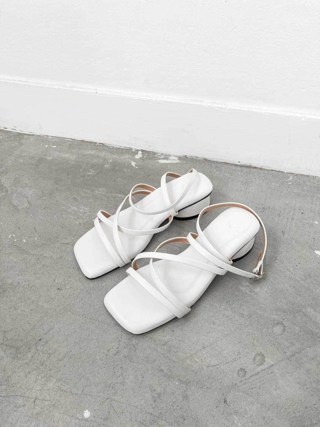 รองเท้าส้นสูงกำลังดี 1.5 นิ้ว ใส่เดินไม่เมื่อย มีสายรัดข้อ ใส่ได้หลายโอกาส พื้นปูฟองน้ำหนาพิเศษ นุ่มมากๆ สายรัดข้อเป็นตะขอเกี่ยว ใส่ง่ายค่า