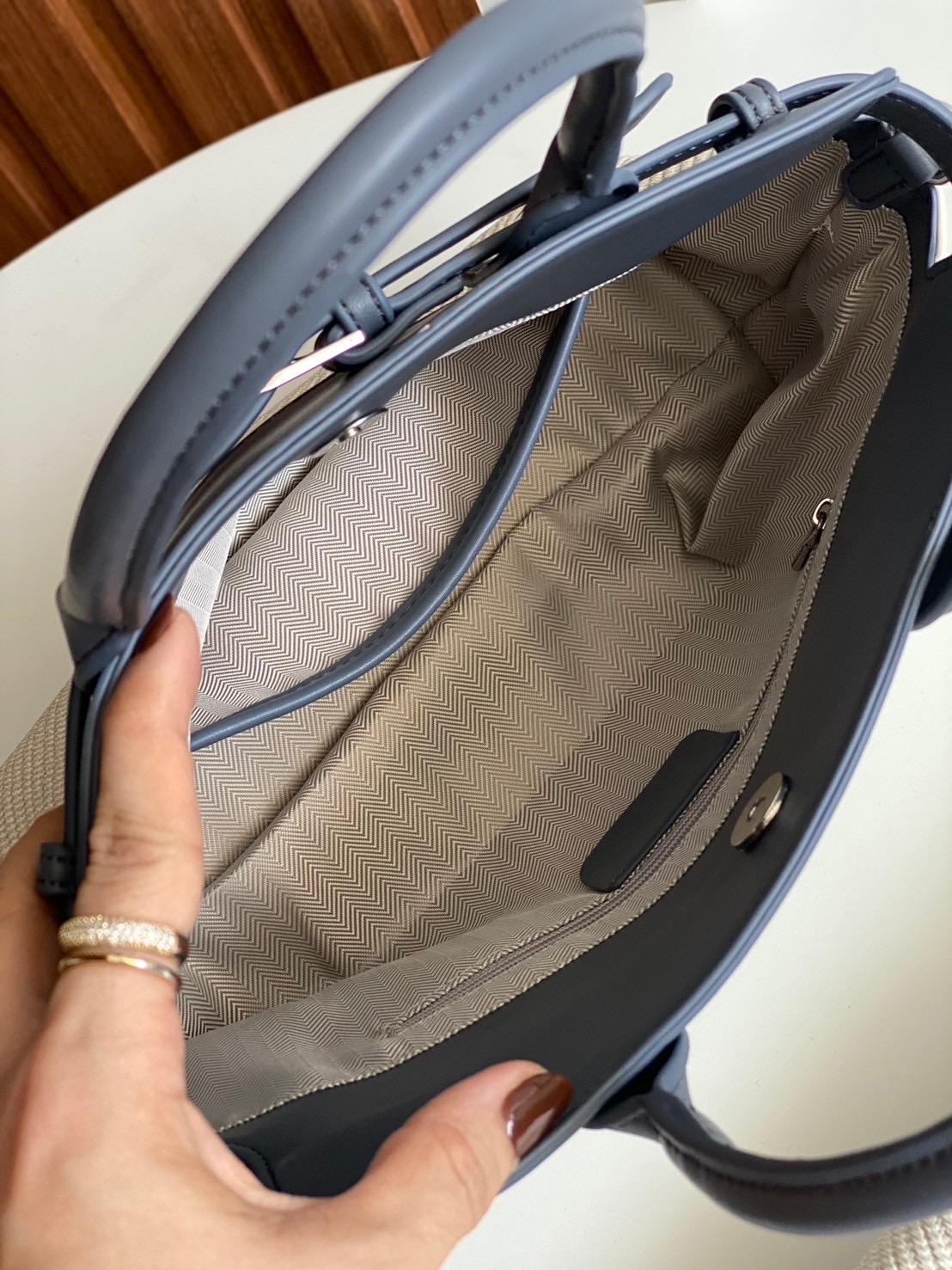 Danielle - Pu premium กระเป๋าหนังพียู งานตัดเย็บเนี้ยบมาก ทรงสวย คุณภาพดี น้ำหนักเบา จุของเยอะ สายสะพายยาว 1 เส้น ใส่ ipad ได้