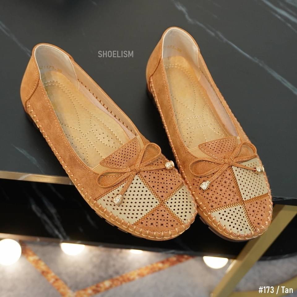 พร้อมส่ง New item รองเท้าคัชชู งานสุขภาพซัพพอตเท้าได้ดี มีรูระบายอากาศ น้ำหนักเบาสบายเท้า ไม่อยากพลาดรีบทักมาเลยจ้า