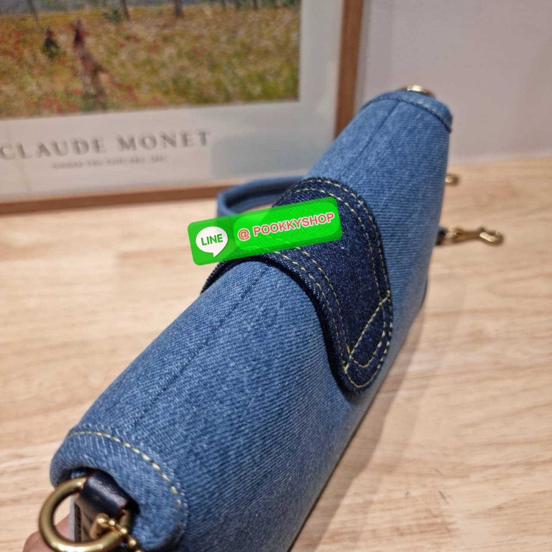 COACH CR737 SOHO BAG IN REPURPOSED DENIM 🔅 Details เลิกสวยแซ่บกี่โมงคะคุณน้า! ไอเท็มให้พาใจสั่นมาอีกแล้ว! กับกระเป๋าสะพายไหล่สไตล์วินเทจ ที่ยังคงแมสและฮอตมาก ด้วยรูปทรงที่ใช้งานง่าย ไม่เกะกะ แต่มีความเรียบหรูในตัว กระเป๋าปิดด้วยกระดุมแม่เหล็ก ภายใ