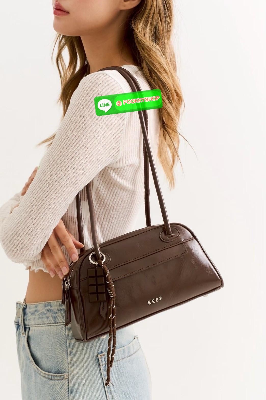 🌙 NEW IN — KEEP “Moonlight” Bowling Bag สไตล์มินิมอล เรียบแต่ดูแพง สะพายได้ทุกลุค ทุกโอกาส ✨ 👜 ดีไซน์ทรง Bowling สุดคลาสสิก ที่ทั้งใช้งานง่ายและมีโครงสวยตั้งทรง ทำจาก หนังสังเคราะห์ไมโครไฟเบอร์ Smooth Nano Oily สัมผัสเรียบเนียน น้ำห