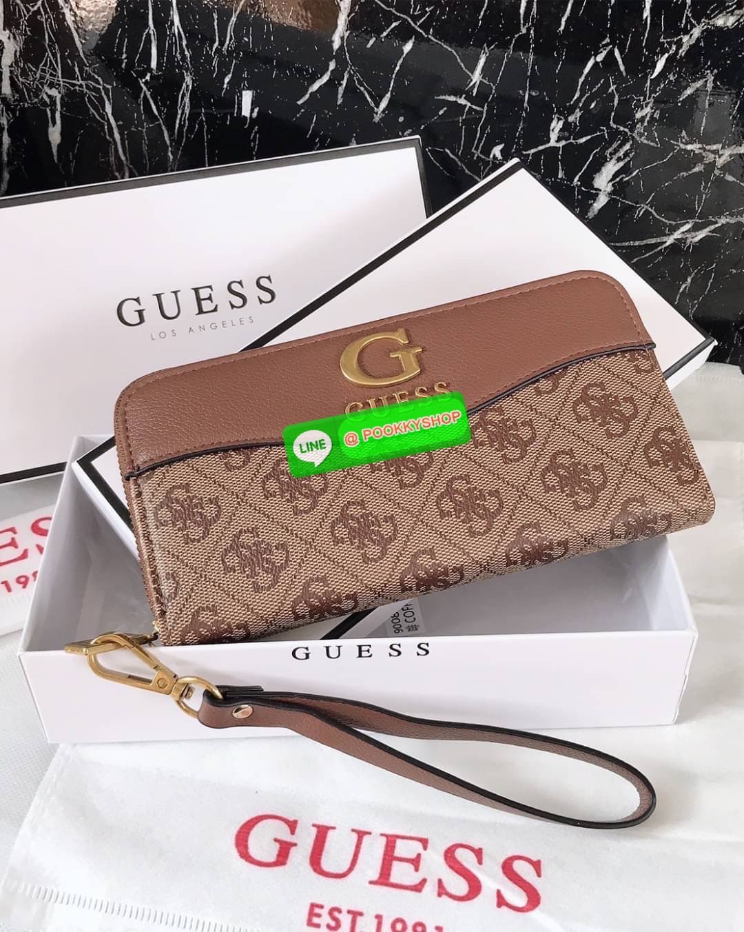 Guess งานแท้💯 outlet ถูกกว่าช้อปจ้ากระเป๋าสตางค์ใบยาวซิปรอบ งานสวย พร้อมสายคล้องมือ ถอดได้ มีถึง4ช่องใช้งาน ช่องใส่บัตรได้เยอะ อะไหล่Guessสีทอง หนังpUแท้ทำความสะอาดง่าย