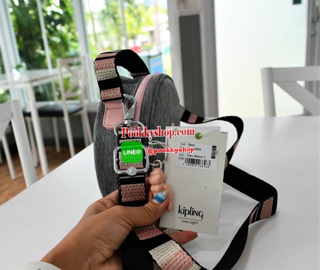 Kipling mini crossbody bag กระเป๋าสะพายข้างสไตล์น่ารักๆ ทรงกลม อยู่ทรง หูกระเป๋าและสายสะพายแมทซ์กัน ถอดสายได้ มีพวงกุญแจลิงแบบ Rubber เปิด-ปิดด้วยซิป ด้านในมีช่องเล็ก 1 ช่อง ใบนี้คุณนู๋สุดๆ ได้ไปไม่ผิดหวังแน่นอนจ๊ะแม่