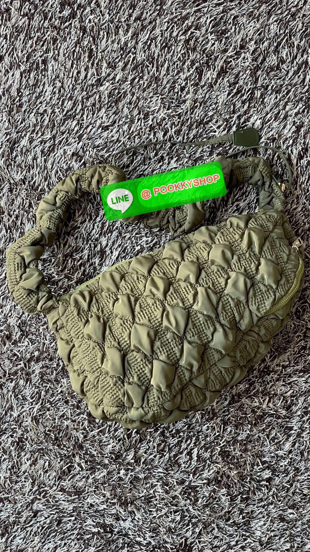 C Cozy Shoulder Bag สายแฟชั่นเกาหลีห้ามพลาด เป็นกระเป๋าที่กำลังได้รับความนิยมอย่างมากในเวลานี้ ถูกออกแบบมาให้มีลักษณะนุ่มนิ่มไม่ต่างจากพัฟเฟิลโค้ตหรือผ้านวม เลือกหยิบมาใช้ แมตช์เข้ากับคอสตูมได้ในแต่ละวัน รูปทรงและงานดีไซน์ที่มีความโดดเด่น และแตกต่างจากกระ