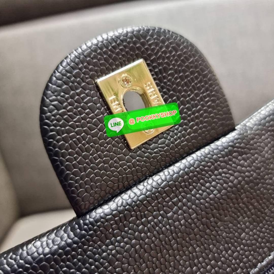 RESTOCK!! HOT ITEM!! Chanel premium for gift กระเป๋าสะพายหนังสังเคราะห์ลายคาร์เวีย อะไหล่พร้อมโซ่สะพายสีทอง ตัดกับกระเป๋าได้อย่างลงตัวและโดดเด่น เปิด-ปิดกระเป๋าด้วยตัวบิดล็อค ภายในกระเป๋ามีฝาปิดอีก 1 ชั้น บุหนังสีแดงโลโก้เด่น คม ชัด!! มีช่องโล่งกว้างจุของ