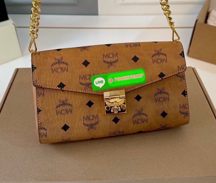 MCM Classic Style Large Chain Bag • กระเป๋าสะพายรุ่น Classic Chain Bag สไตล์หรูเหนือกาลเวลา • วัสดุ Visetos Coated Canvas ลายโมโนแกรมเอกลักษณ์ของ MCM • ฝาปิด Flap Closure พร้อมตัวล็อกโลหะสีทองประทับโลโก้ MCM สวยหรู