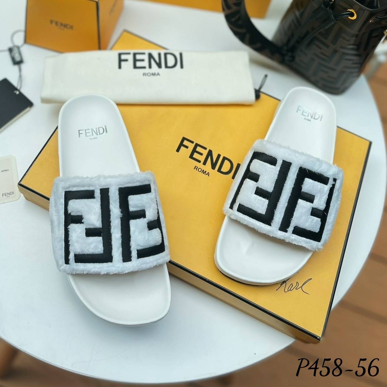 พร้อมส่ง งานมาใหม่ล่าสุดเลยค๊า รองเท้าแตะ ส้นแบน งานFe ndi. ขนเฟอร์นุ่มๆ งานปักโลโก้ น่ารักมากกกๆ ค่ะ นุ่ม ใส่สบาย มาไม่มากน้า รีบจัดเลยค๊า