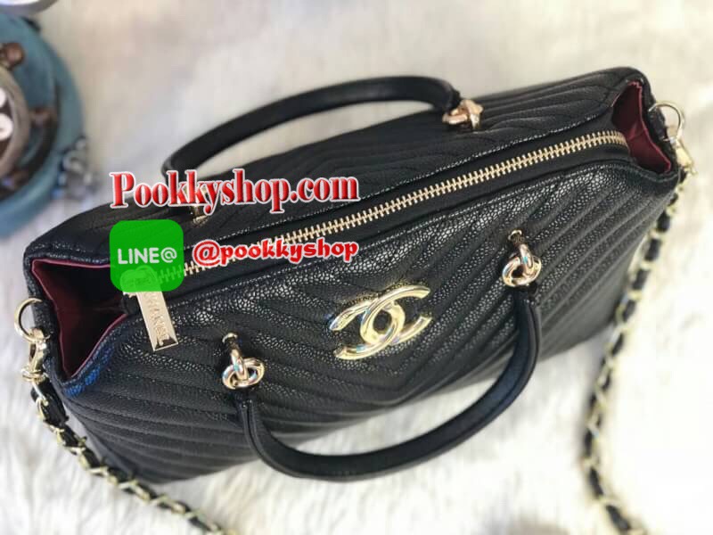 Chanel Bag กระเป๋าทรงหมอน วัสดุหนัง ลาย v สัมผัสนิ่มมือ ทนทาน น้ำหนักเบา เปิด-ปิดด้วยซิปอะไหล่ทอง มีสายยาว ภายในมีช่องใส่ของจุกจิก และซิปใหญ่ อีก1 ช่อง จุของได้เยอะ น้ำหนักเบา ซื้อใช้เองหรือฝากเป็นของขวัญก็สุดคุ้มค่ะ สวยมากงานดีสุดจากเคาท์เตอร์ต่างประเทศ