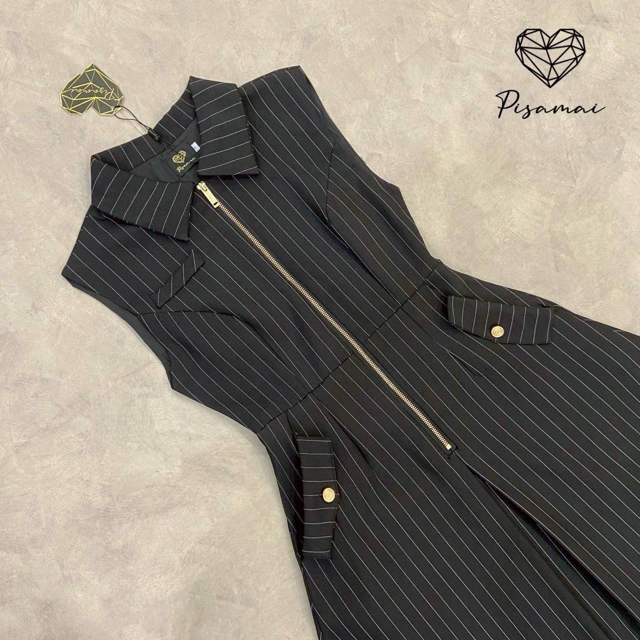 เดรสคอปกเชิ้ตตัวยาวลายทางสีดำแต่งซิปหน้าอะไหล่เงินกระเป๋าคู่ ใส่เฟียสๆ แกรมๆ ได้ไม่ซ้ำใคร ต้องมีเลยค่า