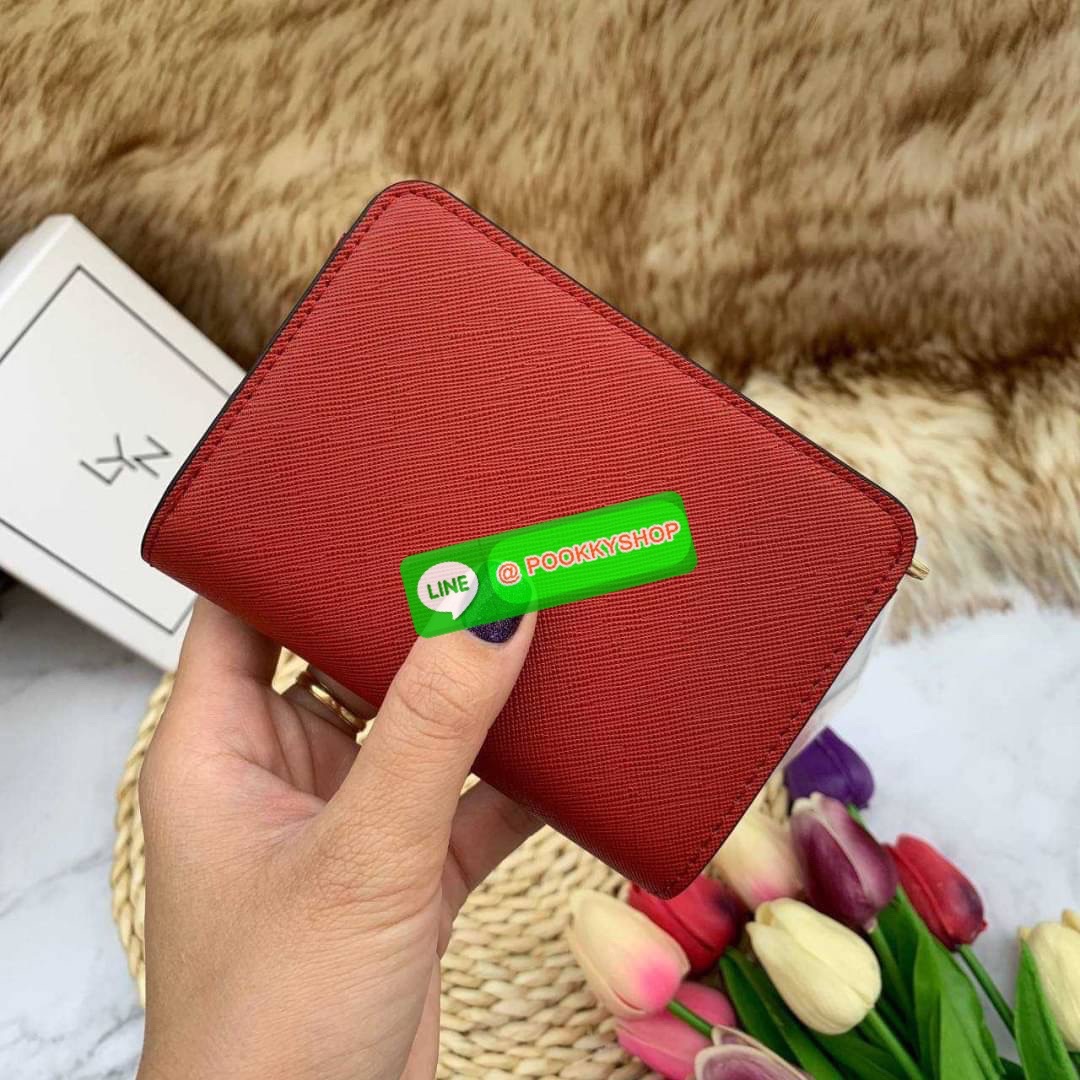 Lyn Wallet กระเป๋าตังLYN ขนาดใบกลาง ด้านหน้าติดโลโก้แบรนด์ ด้านในมีช่องใส่บัตร8ช่อง ช่องใส่ธนบัตรและช่องซิบแยกใส่เหรียญ ตัวจับซิบปั๊มแบรนด์ ใครกำลังมองหากระเป๋าสตางค์สีเรียบๆชิคๆแนะนำค่ะ