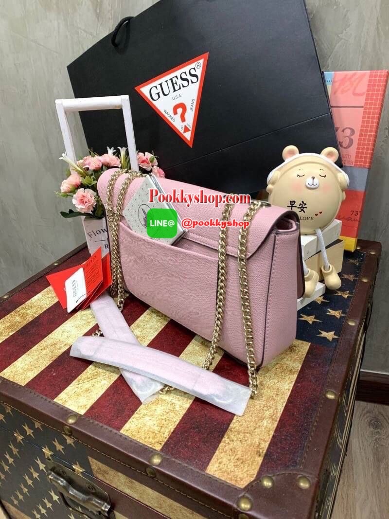 Guess Open Road Crossbody bag กระเป๋าสะพายข้างรุ่นใหม่ชนช้อปจากGuess สะพายได้ทั้งสายคู่และสายเดี่ยวในสไตล์ครอสบอดีร์ก็ได้ สายสะพายโซ่ต่อหนังไม่เจ็บบ่า วัสดุหนังsynthetic เปิดปิดด้วยกระดุมแม่เหล็ก2ตำแหน่ง ภายในใช้งานหลัก ช่องมือถือ และช่องซิป ใส่มินิไอแพค/