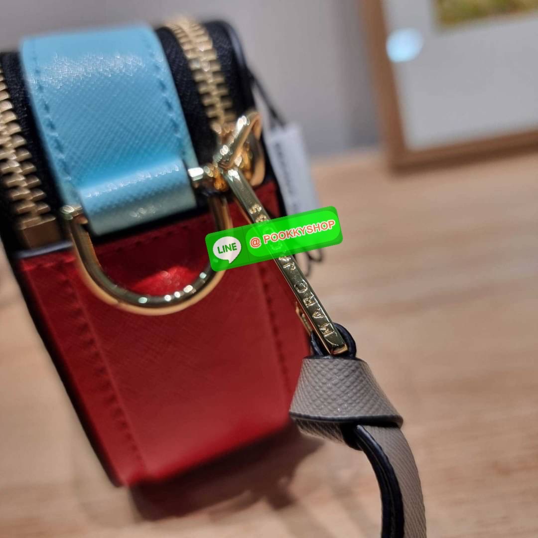 MARC JACOBS THE SNAPSHOT CAMERA BAG ไอเท็มยอดฮิตที่โดดเด่นเป็นเอกลักษณ์ กับกระเป๋าสะพายข้างสุดปัง เรียกได้ว่าไม่ซ้ำใคร!! วัสดุหนังวัว สวยอยู่ทรง เปิด-ปิดกระเป๋าด้วยซิป มีซิปหลัก 2 ช่อง แบ่งสัดส่วนไว้ดีมาก มาพร้อมสายสะพายสปอร์ตเส้นใหญ่ ที่ออกแบบโทนสีมาให้เ