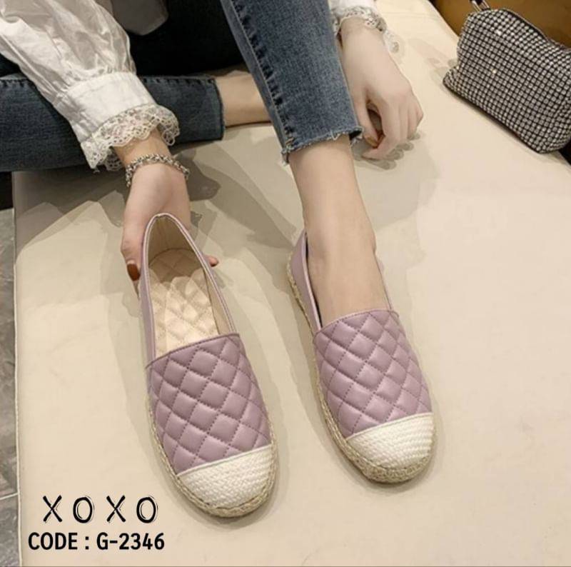 สินค้าพร้อมส่ง คัชชูสวม คู่นี้ นุ่มมากคะ แอดมินแนะนำเลย ใส่สบายหน้ากว้าง ด้านในรองนวมบุเย็บมา ใส่แมทส์ชุดง่าย ใส่ได้หลายโอกาส น้ำหนักเบา รอบๆแต่งรอบปอสาน สวยเก๋มาก