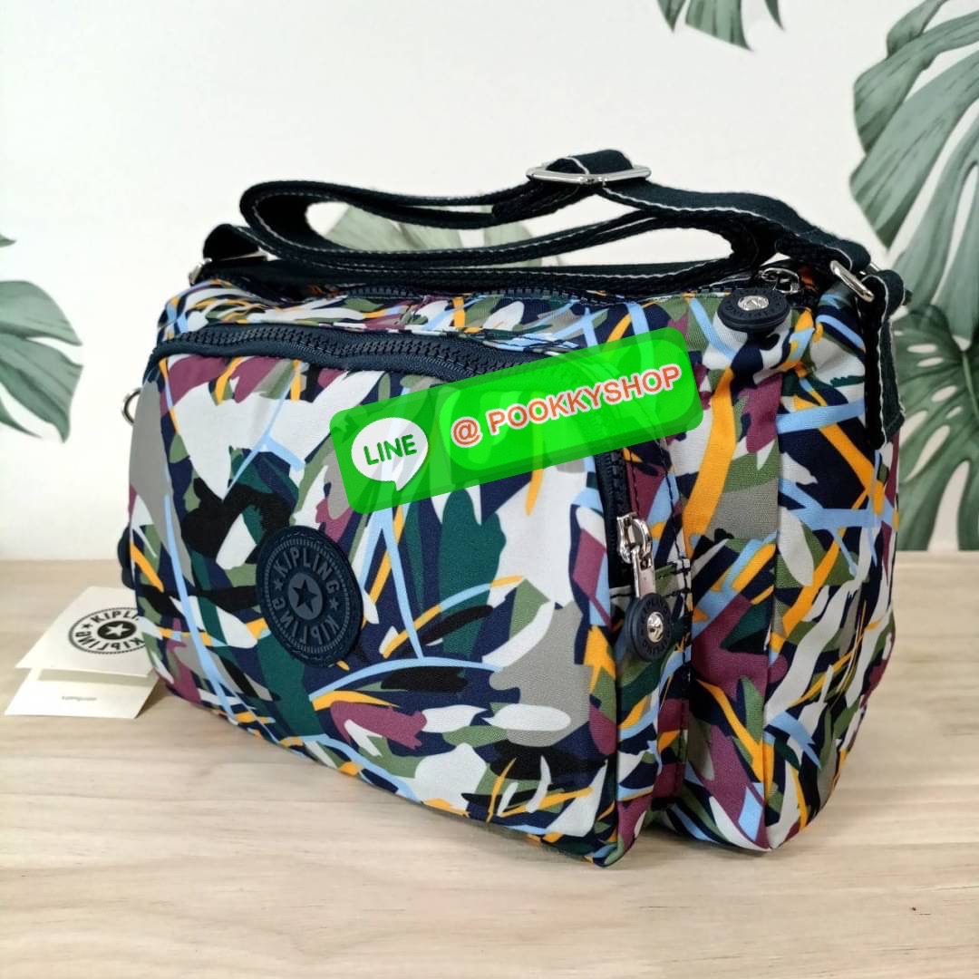 KIPLING RETH CROSSBODY BAG วัสดุ Nylon+polyester กระเป๋าสะพายข้างหรือ สะพาย Crossbody ได้ เปิด-ปิด ด้วยซิปปั๊มแบรนด์ที่หางซิป พร้อมช่องช่องหน้าแยกใส่ของใช้เล็กๆ น้อยๆ ได้ ช่องหลัก 2 ช่อง ด้านในโล่งกว้าง สามารถจุสัมภาระได้เยอะ มีช่องซิปด้านในและสายคล้องพวง