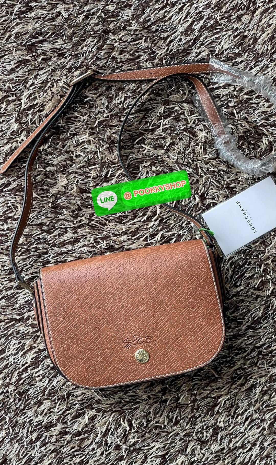 💕Longchamp Epure Crossbody Bag ด้วยรูปแบบที่ชวนให้นึกถึงฝาพับของ Le Pliage กระเป๋าสะพายข้างขนาดเล็กใบนี้มีทั้งความอ่อนเยาว์และความเป็นผู้หญิงในเสน่ห์ของมัน โดดเด่นด้วยรูปทรงกระเป๋าแบบอานม้า ยกย่องให้กับตำนานนักขี่ม้าของ Longchamp EPURE สายสะพายซึ่