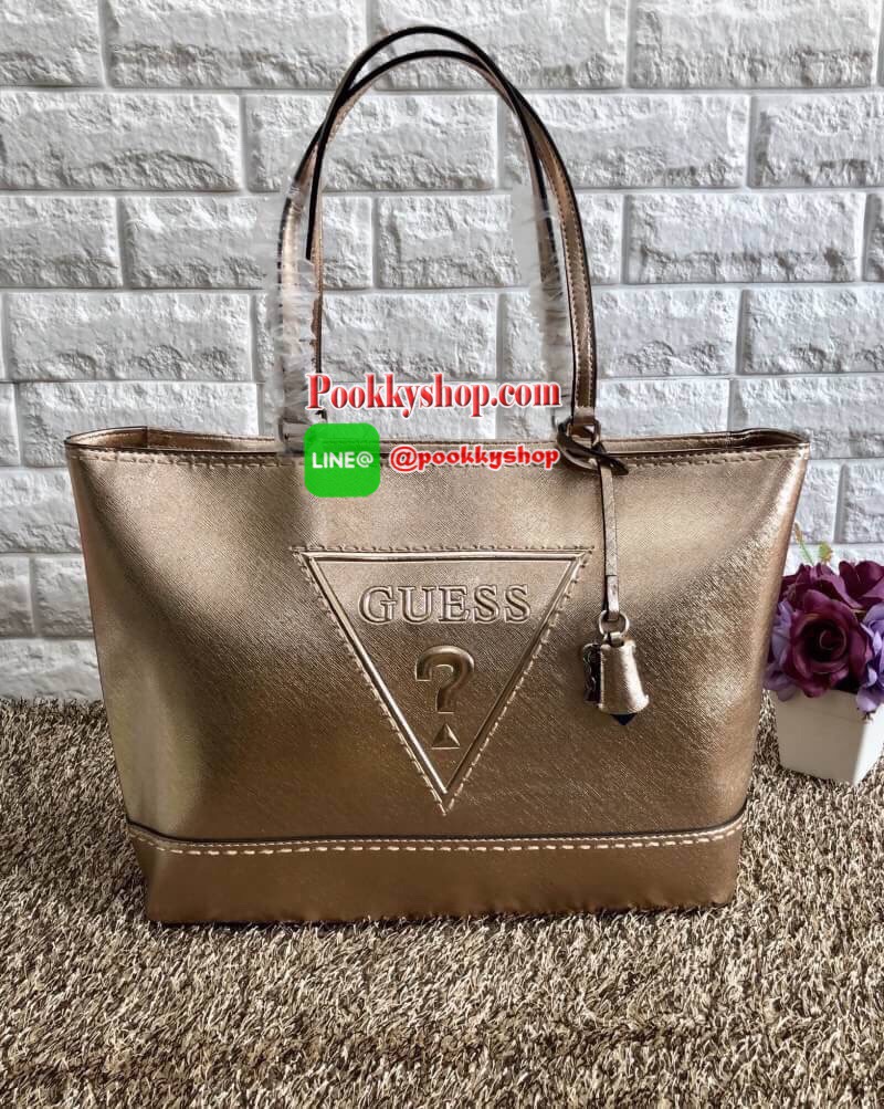 New arrival !!! GUESS BALDWINPARK LARGE TOTE BAG พร้อมส่งค่ะ!!! กระเป๋าทรง Tote size::L วัสดุหนังซาฟเฟียโน่อย่างดี หนังนิ่มมือ น้ำหนักเบาค่ะ!!!! ด้านหน้าปั้มโลโก้แบรนด์แบบ3D ห้อยพวงหนังมีอะไหล่แบรนด์ยาวลงมา หรูมากค่ะ ตัวกระเป๋าเพิ่มดีเทล เย็บด้ายเส้นใหญ่ม