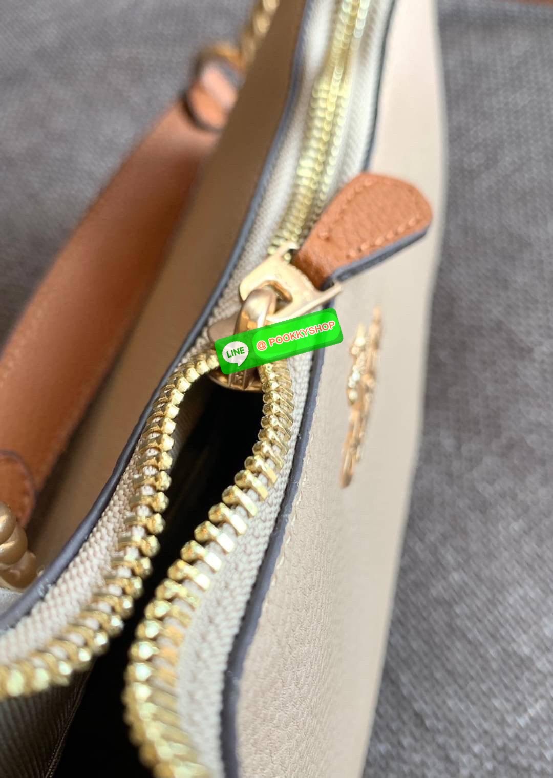 COACH TERI SHOULDER BAG ((CA173//CA209//CA548)) 🔹กระเป๋าทรงพอช ในรูปแบบหนังแท้ หนังนิ่มสวยมากค่ะ 🔹เปิดปิดกระเป๋าแบบซิป ภายในสามารถใส่กระเป๋าเงินใบยาวได้;มือถือได้ทุกรุ่น;พาสปอร์ตได้;มีช่องเล็กใส่ของจุกจิก และช่องเสียบบัตรให้อีก2ช่องนะคะ