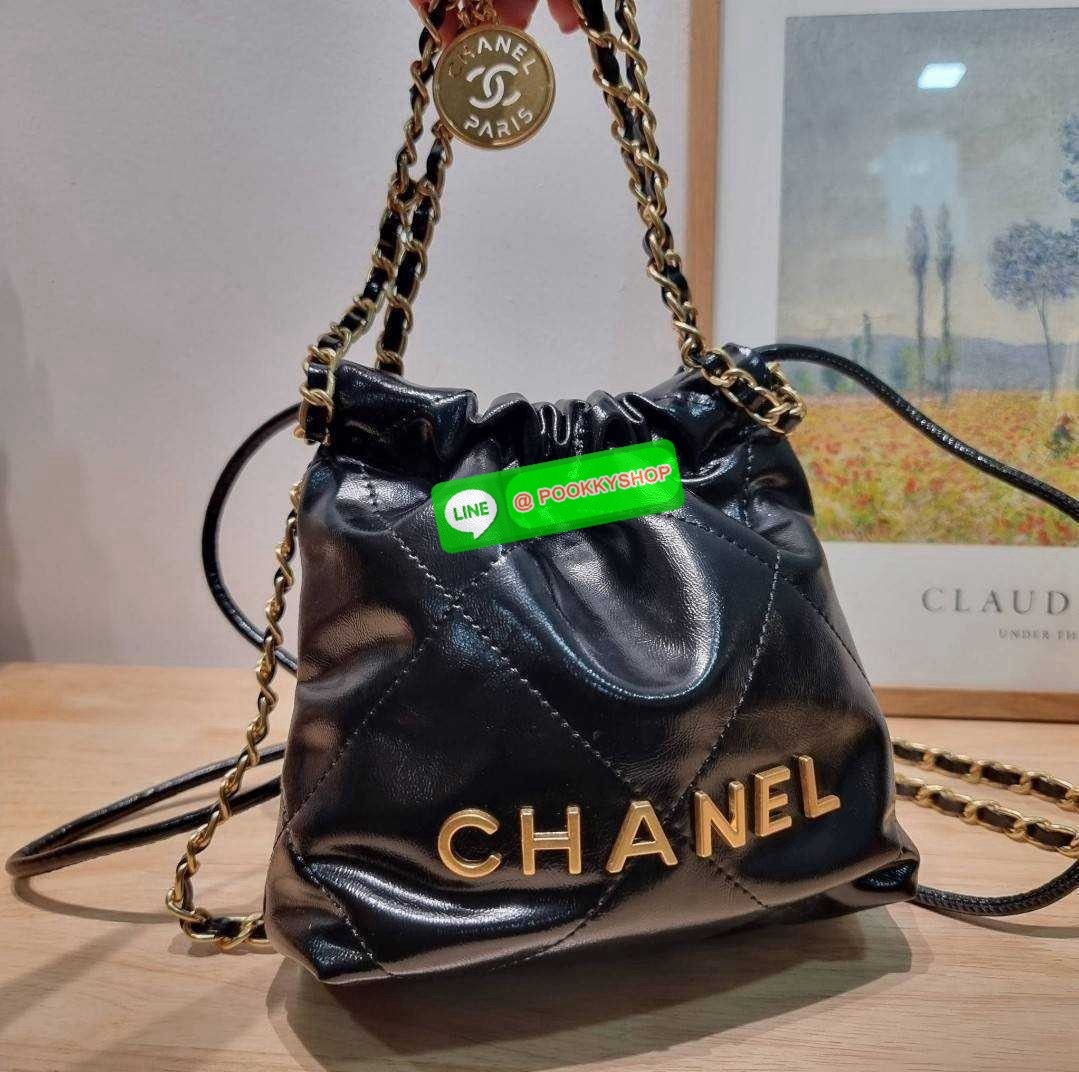 Chanel 22 mini bag 🔆 Details เกินต้านที่สุดกับไอเท็มนี้ ที่สาวๆหรือใครๆก็ต้องมีแล้ว!! มาในไซส์มินิ น่ารักจริงจัง!! แค่เห็นก็หลงรัก กับกระเป๋าสะพาย ดีไซน์เรียบแต่มีความหรูแอบซ่อนอยู่ ด้วยความโดดเด่นจากสายสะพายโซ่สีทอง และเหรียญโลโก้ เพิ่มความแพงไปอ