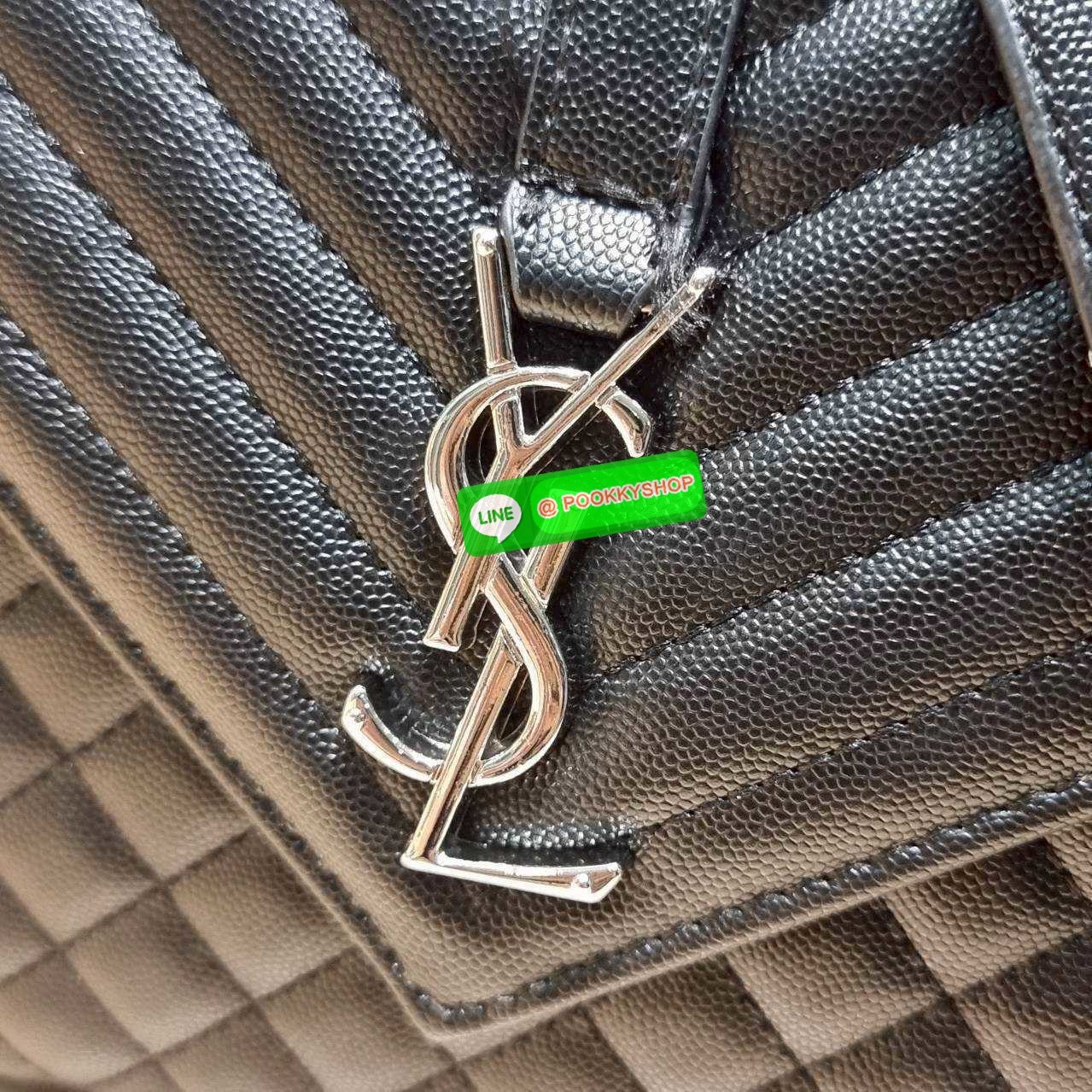 🔆 Model YSL envelope medium shoulder bag กระเป๋าสะพายไหล่สุดฮอต จากเคาน์เตอร์ dutyfree ทรง envelope ดีไซน์เรียบหรู ดูติดแกลมสุดๆ โดดเด่นด้วยโลโก้ด้านหน้า เพิ่มดีเทลความผู้ดี ใช้งานง่ายเพียงแค่เปิด-ปิดด้วยกระดุมแม่เหล็ก ภายในแบ่งสัดส่วนได้ดี มีช่อง