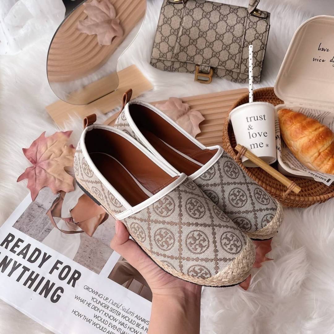 งานเข้าใหม่ เพิ่งเข้าเรยจร้า สีใหม่ รองเท้าผ้าใบ ทอรี่เบิร์ชโมโนแกรม ตัวใหม่ ล่าสุดปีนี้ แบบ คุณเบลล่า สวยค่ะ ผ้าทอสวย เหมือนแท้ พื้นปั้มแบรนด์