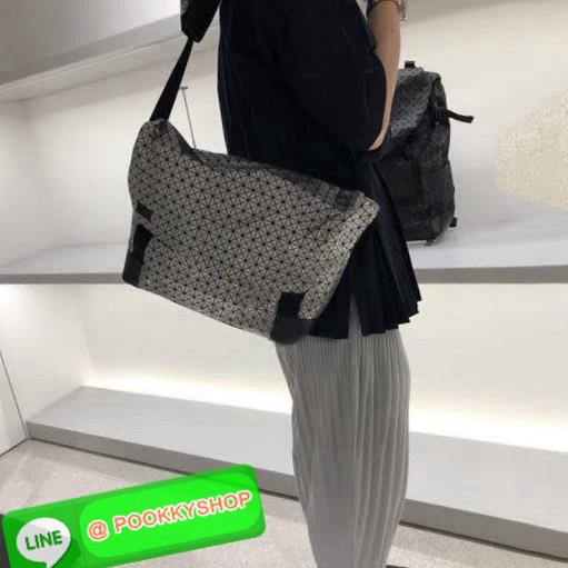 💕Baobao issey miyake Sling shoulder bag ดีไซน์เอกลักษณ์เฉพาะตัว ใส่ของได้เยอะ ช่องกระเป๋าเป็นระเบียบ โดยโดดเด่นด้วยแผ่นรูปสามเหลี่ยมอันเป็นซิกเนเจอร์ในการจัดเรียงสลับกัน รุ่นนี้ยังมีจุดเด่นในเรื่องคุณสมบัติการใช้งาน ภายในมีช่องบุหนาสำหรับใส่โน้ตบุ
