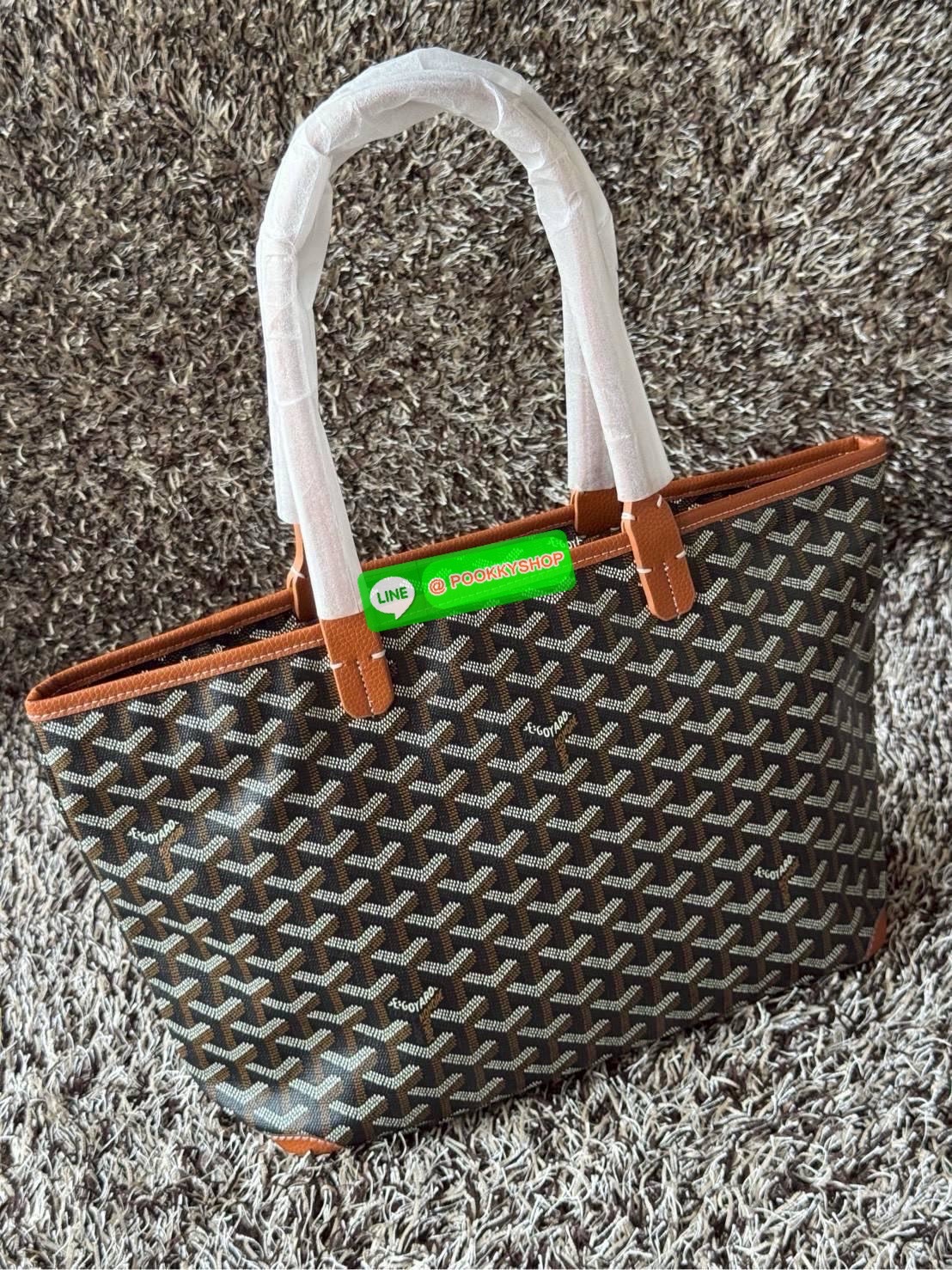 Goyard Artois PM Bag กระเป๋า Artois PM เป็นกระเป๋าที่มีซิปด้านบนเพิ่มคงามปลอดภัย ภายในพื้นที่กว้างเพื่อจัดระเบียบข้าวของของคุณ มันโดดเด่นด้วยฐานด้านล่างทั้งสองมุมเย็บต่อด้วยหนังใช้งานในแบบทางการหรือกึ่งทางการก็ได้
