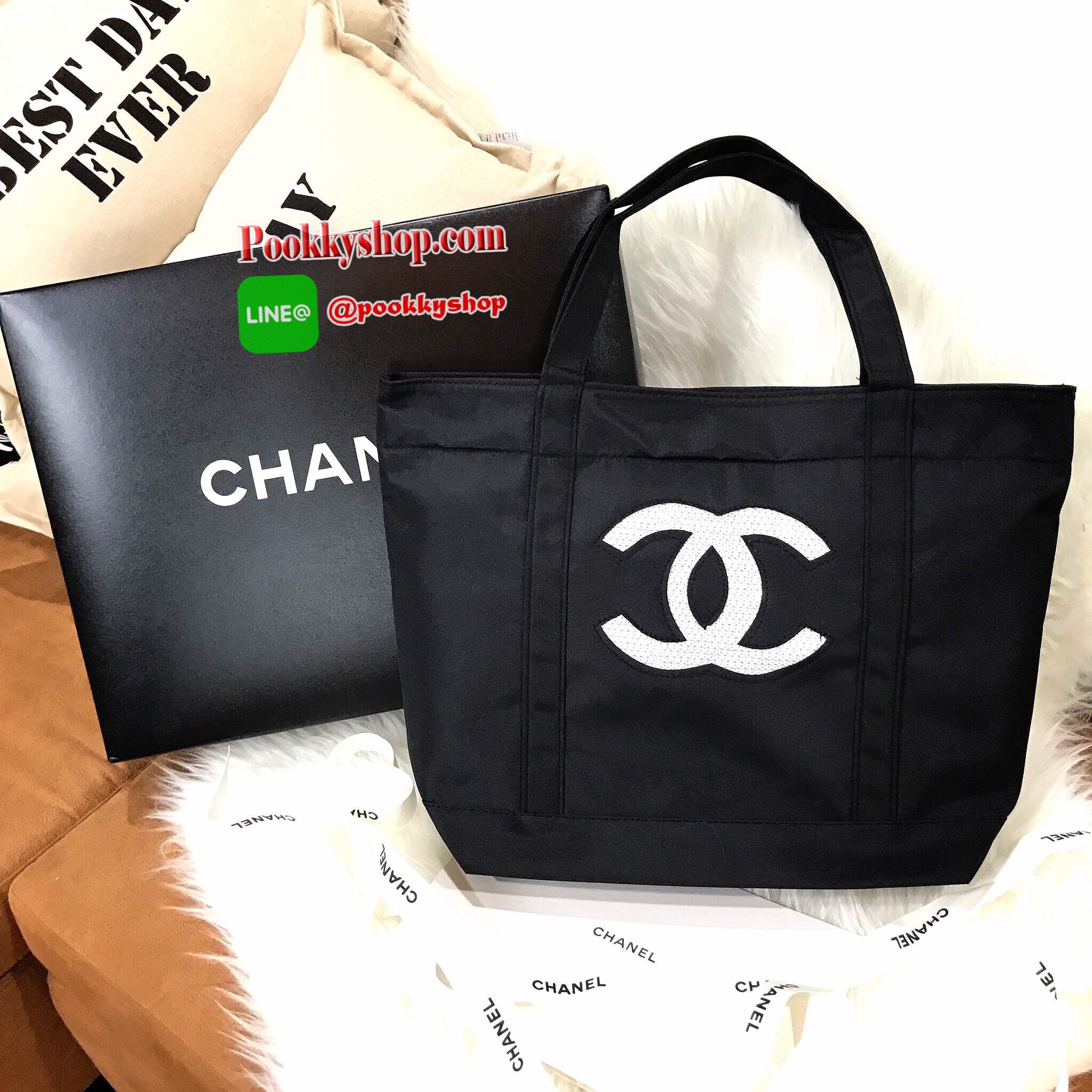 Must Have! Chanel Beaute Black Sequin Shopping Bag กระเป๋าสะพาย ShoppingBag พรีเมี่ยมกิ้ฟ Limited Edition ของแท้นำเข้าจากเคาน์เตอร์ Chanel Beaute ใบใหญ่ประดับคริสตัลสีดำโลโก้ CC สุดคลาสสิค ซับใน Polyester 100% เปิดปิดด้วยกระดุมแม่เหล็ก น้ำหนักเบา จุสุดๆ ใ