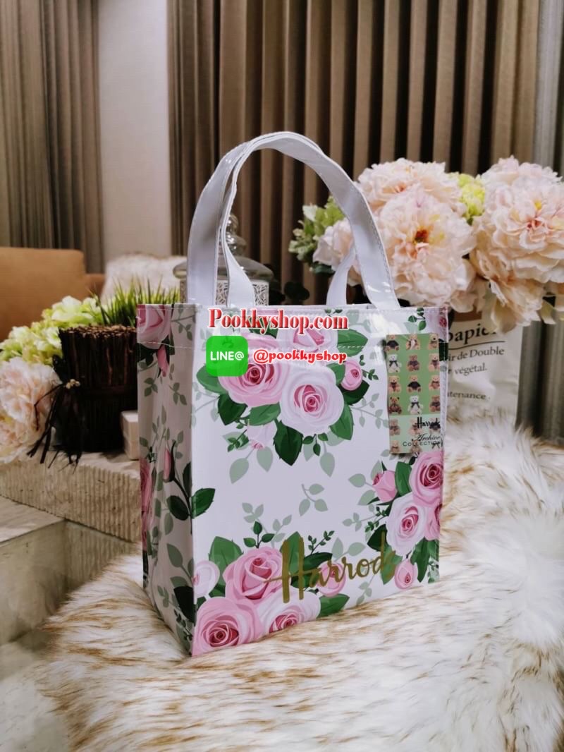 ลายนี้เข้าแล้วนะคะ! พร้อมส่งไอเท็มยอดนิยม! Harrods London Top-handle Shopping Bag กระเป๋า Shopping แบรนด์ดังจากอังกฤษรุ่นยอดนิยมวัสดุ PVC+Polyester 100% ของแท้เนื้อหนาอยู่ทรงกันน้ำ ขนาดกำลังดี น้ำหนักเบา เปิดปิดด้วยซิปสะดวกใช้หัวซิปปั้มโลโก้แบรนด์อะไหล่เง