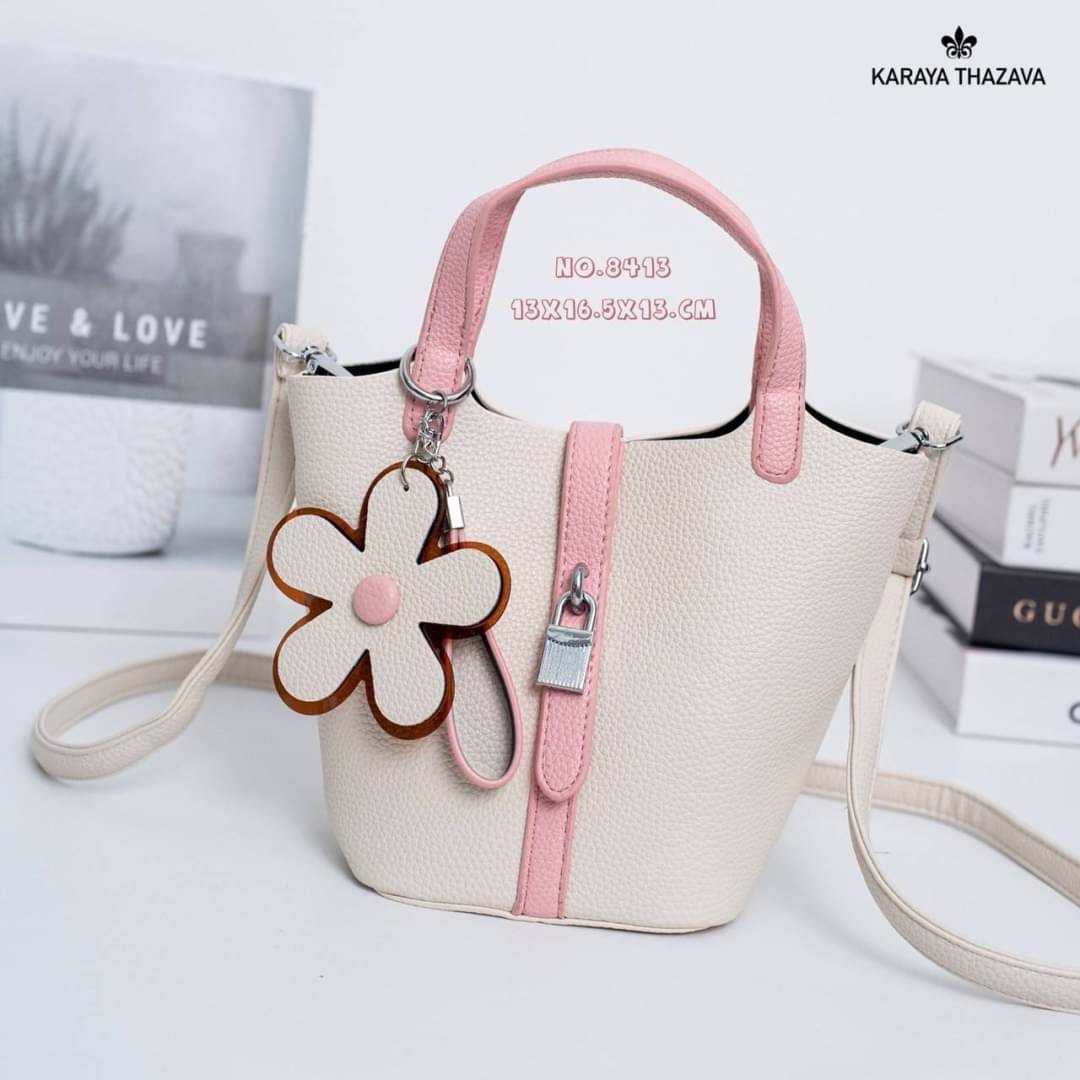 แบรนด์แท้ KARAYA รุ่นใหม่ ทรงถัง ภายในกว้างจุของได้เยอะคะ แถมฟรีพวงกุญแจ น่ารักมาก