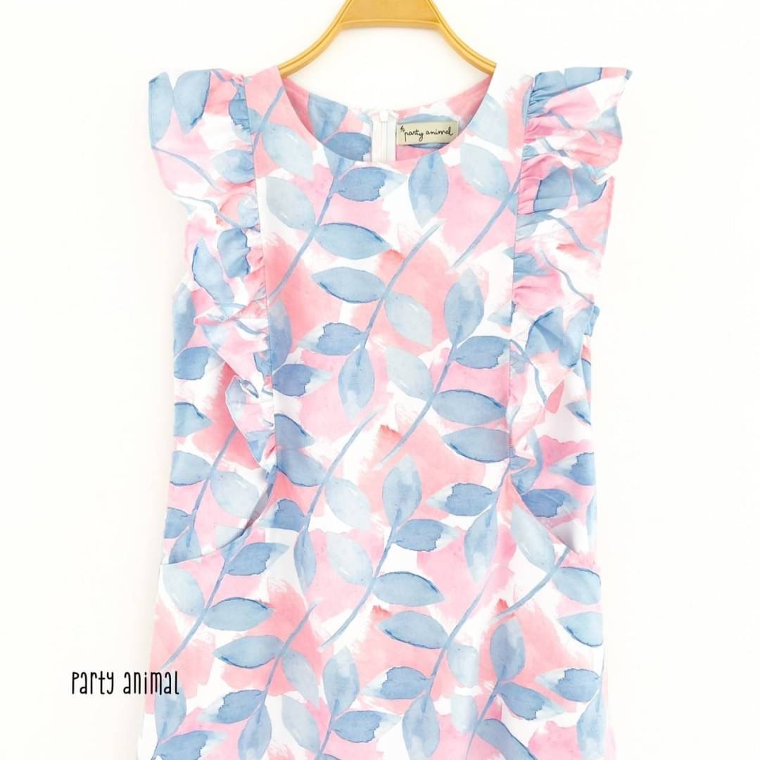 🎉🎉มาจ้าาา!!! ใครที่ชอบงานผ้าคอตตอนญี่ปุ่นแนะนำตัวนี้เลยค้า ลายสวยมากกค้า😉🥰 Maxi dress ทรงปล่อยต่อชายระบายย้วยหางปลา แต่งระบายเล็กๆช่วงอก มีกระเป๋าหน้าค่ะ **ผ้าสวยมากค่ะเนื้อคอตตอนโตไกนุ่มใส่สบายสุดๆ** มีซิปหลังค้า